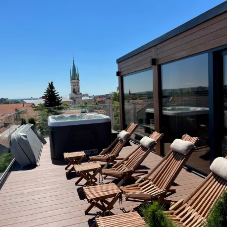 Prémiová panorama terasa so saunovým domom
